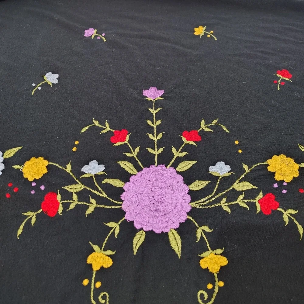 VINTAGE ROCHELLE SHAWL WRAP WOMEN OS BLACK FLORAL EMBROIDERED TASSEL BOHO ARTSY